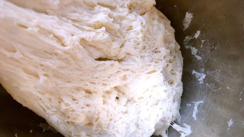 蜂蜜小餐包(中种),之后放冰箱冷藏发酵12至18个小时,发酵好的酵头会有很多气孔,就像蜂窝一样,闻起来有淡淡得酸味即可