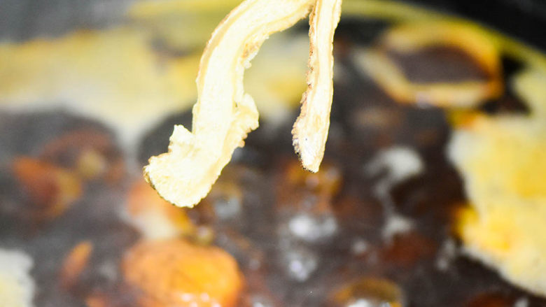风干羊肉火锅,大火煮开,放两片当归。冬日当归和羊肉是非常棒的搭档。(没有可以不放)
