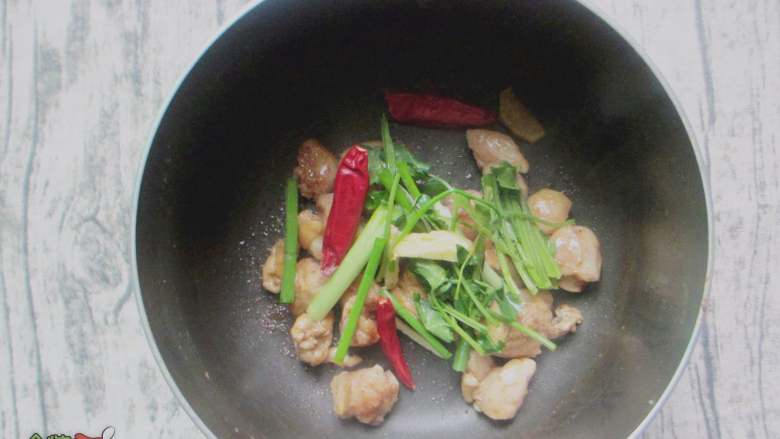 鸡腿炖板栗,鸡皮炒出油脂后,加入葱姜、干辣椒、香菜煸出香味