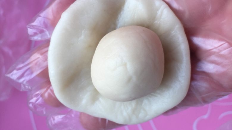 蛋黄酥,油皮用手压平，那一个油酥包好