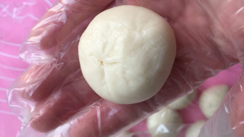 蛋黄酥,包好后，收口朝下。盖保鲜膜