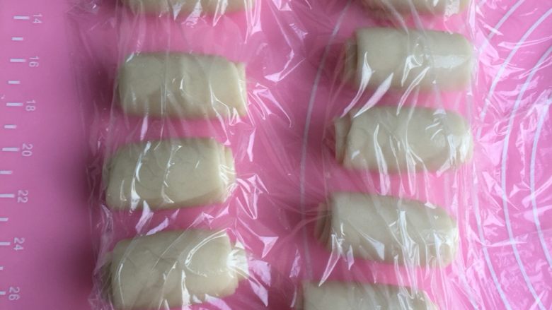蛋黄酥,卷好排队，盖保鲜膜