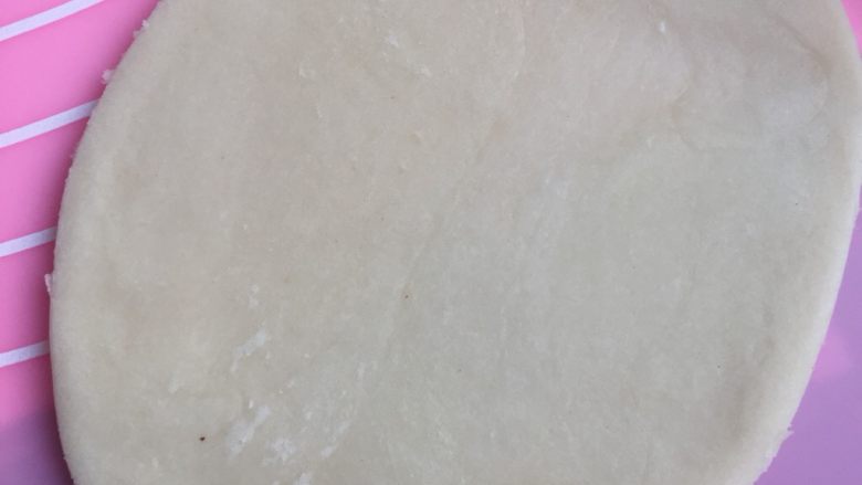 蛋黄酥,用擀面杖擀开，成为一个面皮