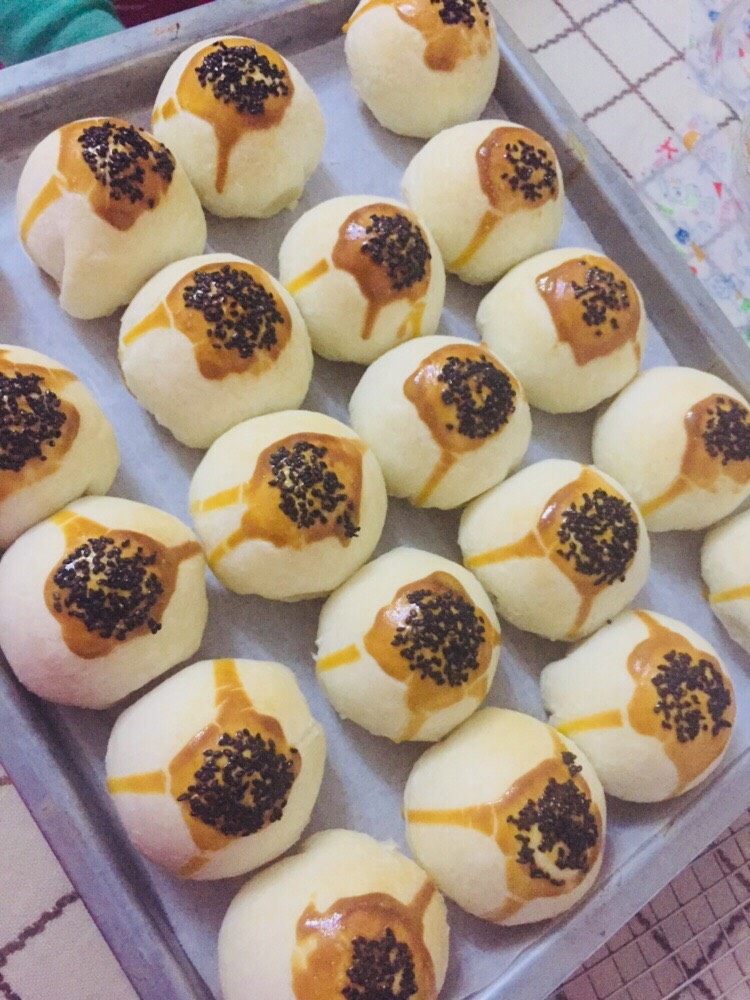 蛋黄酥,烤箱预热180°烤30分钟。出炉集体照