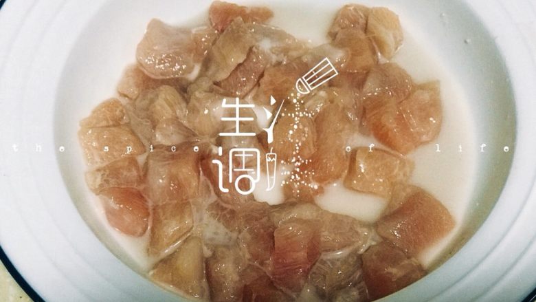 浅湘食光&鸡肉捞面,切丁，放盐、淀粉、适量水腌制