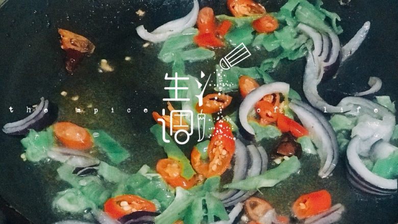 浅湘食光&鸡肉捞面,配料入油锅炒