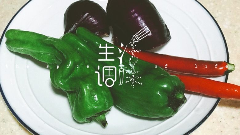 浅湘食光&鸡肉捞面,准备海椒、<a style='color:red;display:inline-block;' href='/shicai/ 29'>洋葱</a>等配料
