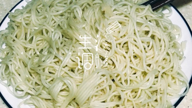 浅湘食光&鸡肉捞面,蒸后放入沸水中煮2-3分钟，捞出放油，搅拌匀