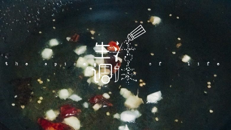 浅湘食光&鸡肉捞面,热油加蒜、<a style='color:red;display:inline-block;' href='/shicai/ 37'>姜</a>、<a style='color:red;display:inline-block;' href='/shicai/ 86474'>干辣椒</a>段、<a style='color:red;display:inline-block;' href='/shicai/ 700'>花椒</a>炒香