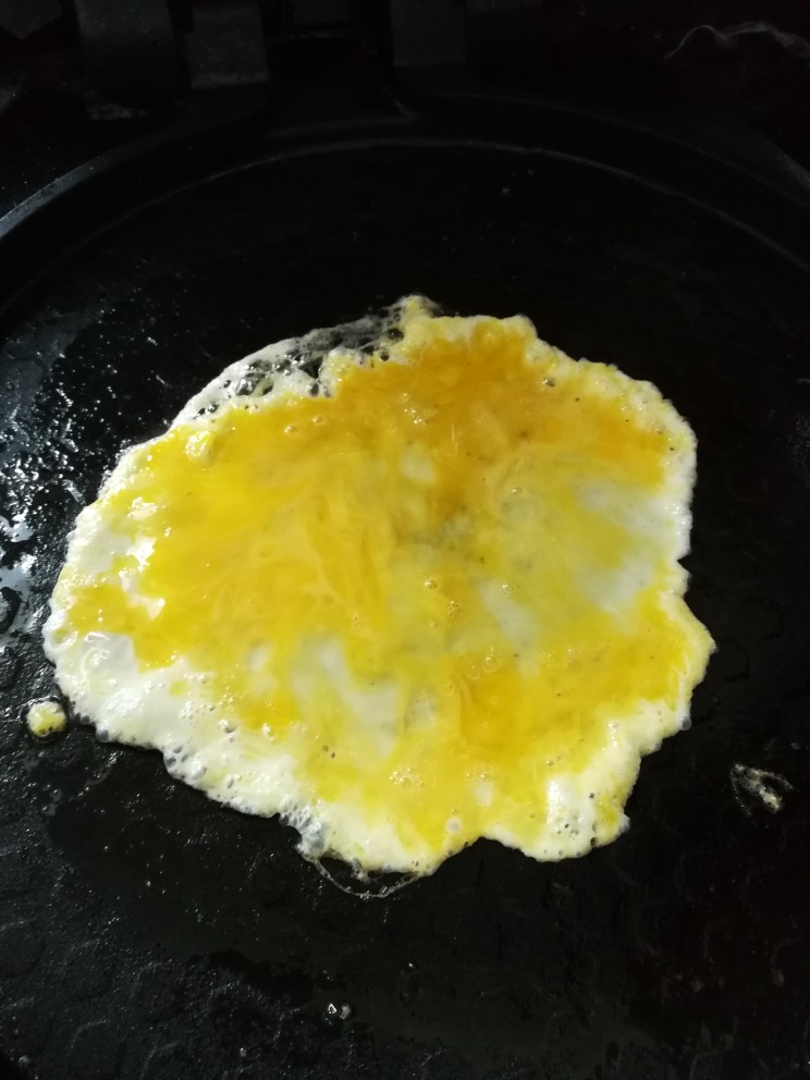 菠菜素饺子,<a style='color:red;display:inline-block;' href='/shicai/ 9'>鸡蛋</a>打散,热锅摊成蛋饼