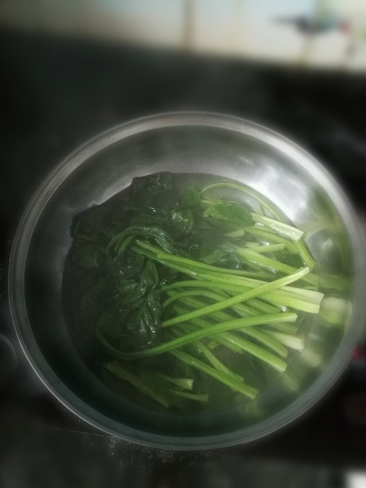 菠菜素饺子,烧一锅开水,水开后放入洗干净的<a style='color:red;display:inline-block;' href='/shicai/ 117'>菠菜</a>焯水30秒