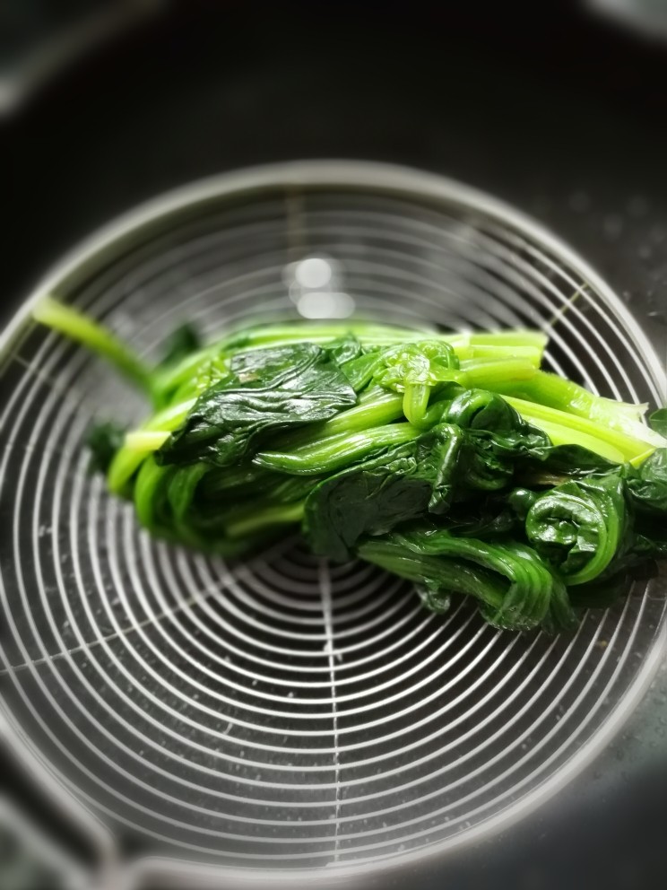 菠菜素饺子,焯过水的菠菜，捞出过冷水以后，挤干水份