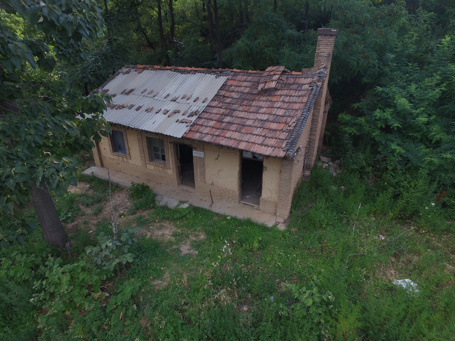 《野居青年》三小伙租下深山小院，自己动手修灶做了一碗腊肉鸡蛋面
