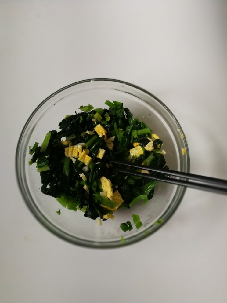 菠菜素饺子,放在大碗里,加一勺盐拌均匀