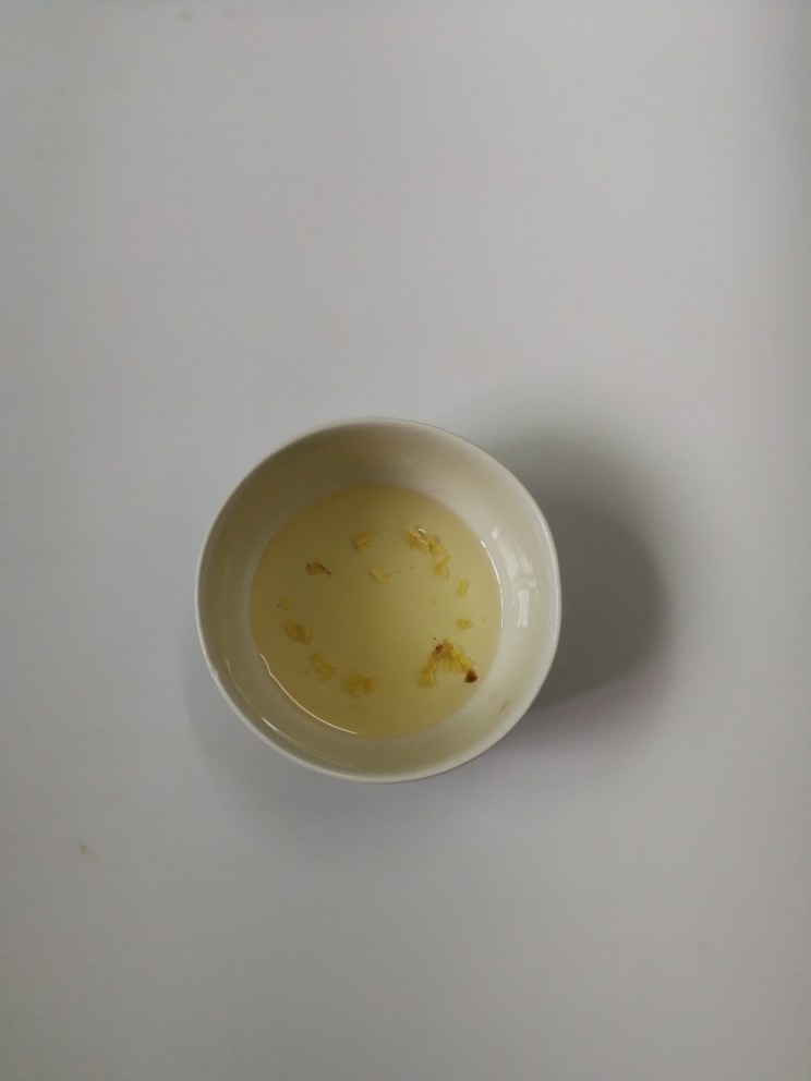 菠菜素饺子,生姜切末,加3勺玉米油放入微波炉高火2分钟(加熟油可以让素馅更好吃,也可以用炒锅烧热油,我比较懒洗锅)