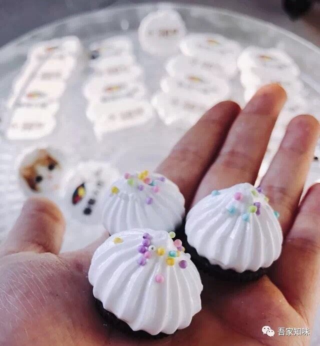 超高颜值转印蛋白糖马琳糖,这就是硬尖钩出来的蛋白糖状态,花纹立体,但拉不出好看的钩钩(这里告诉大家一个小秘密,如图所示,大家可以把糖霜挤在迷你奥利奥上,奥利奥的浓郁巧克力味把糖的甜给中和了,简直不要太好吃哦!)