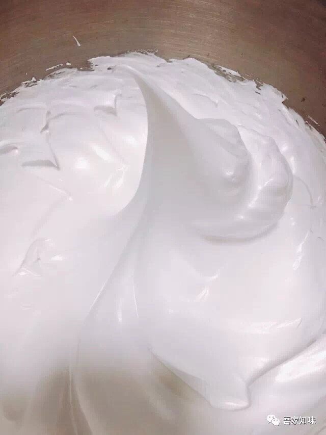 超高颜值转印蛋白糖马琳糖,继续打发至蛋盆倒扣蛋白不掉落,开启中低速开始整理气泡至蛋白霜更绵密厚实,时间大概是2-3分钟。我用厨师机打大约全程需要20分钟左右,我大概是在10-15分钟就已经把细砂糖全部倒入了。倒细砂糖的时候可以不用暂停厨师机,让它保持搅动的状态倒入白砂糖即可。(各家厨师机功率不同,还请按实际情况操作,我这提供的只是个参考值)