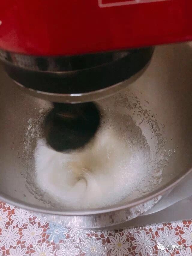 超高颜值转印蛋白糖马琳糖,厨师机开至7档(我的是AC厨师机,一共有8档)打发蛋清,至出现鱼眼粗泡时加入1/3或1/4细砂糖。(注意,是细砂糖!超市买的粗砂糖不建议使用,这样做出来的蛋白糖成品容易因砂糖不易化出现成品褶皱、黄色结晶等问题)