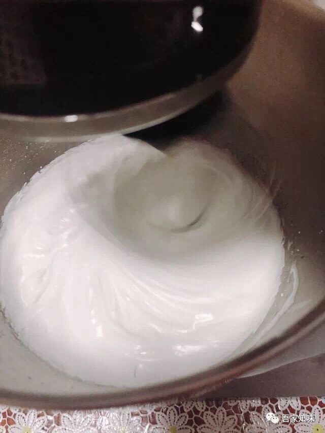 超高颜值转印蛋白糖马琳糖,继续打发,随着颜色发白、体积膨胀的时候分2-3次将剩余的细砂糖倒入打蛋盆中。切勿太晚将细砂糖倒入,这样容易导致在打发好的时候还出现细砂糖没完全融合的情况。