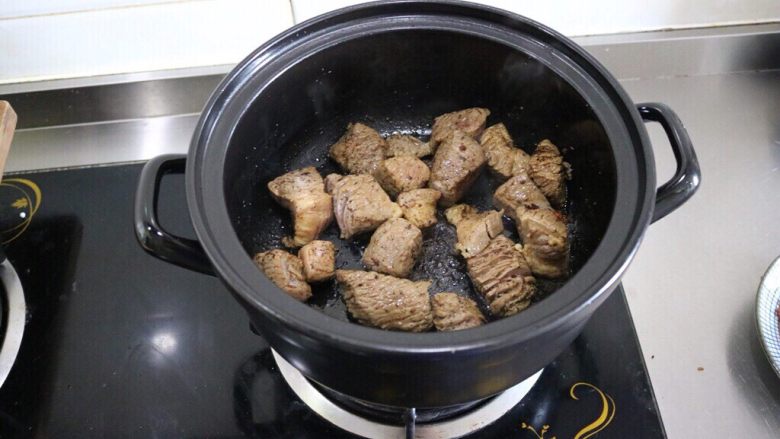 红酒炖牛腩,煎至两面金黄即可出锅,我煎了两锅。牛腩盛出备用,锅内有稍许油