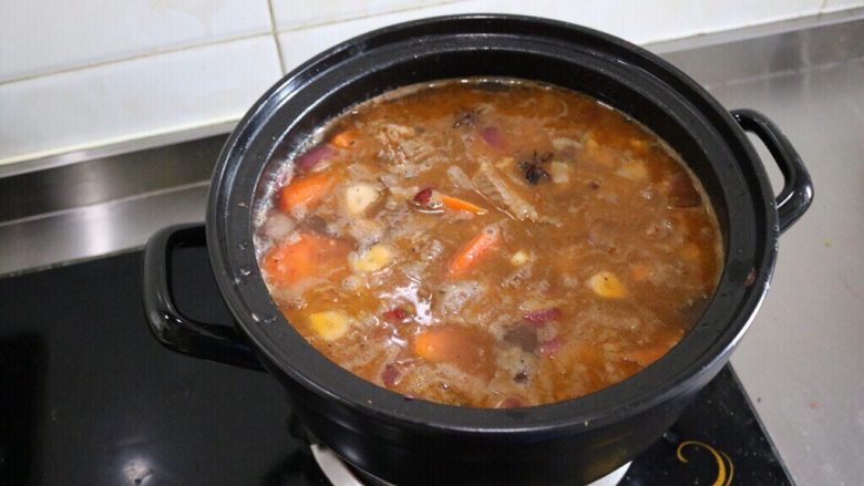 红酒炖牛腩,大火烧开,转中小火炖煮1.5小时即可享用。砂锅可以使肉更快的软烂,普通锅需要2小时左右才能达到效果