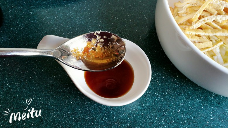 豆腐丝凉拌白菜心,一勺<a style='color:red;display:inline-block;' href='/shicai/ 847'>香油</a>,然后搅拌均匀。
爱吃辣的可以倒点红油。