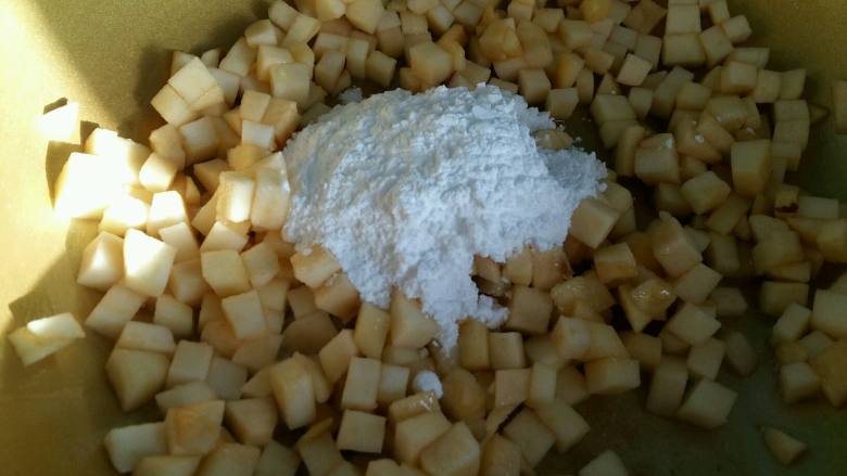 甜蜜苹果派,苹果丁中倒入糖霜,翻炒均匀。此处的糖霜可以用砂糖+玉米淀粉代替。因为糖霜里面就是糖粉和玉米淀粉混合成的。