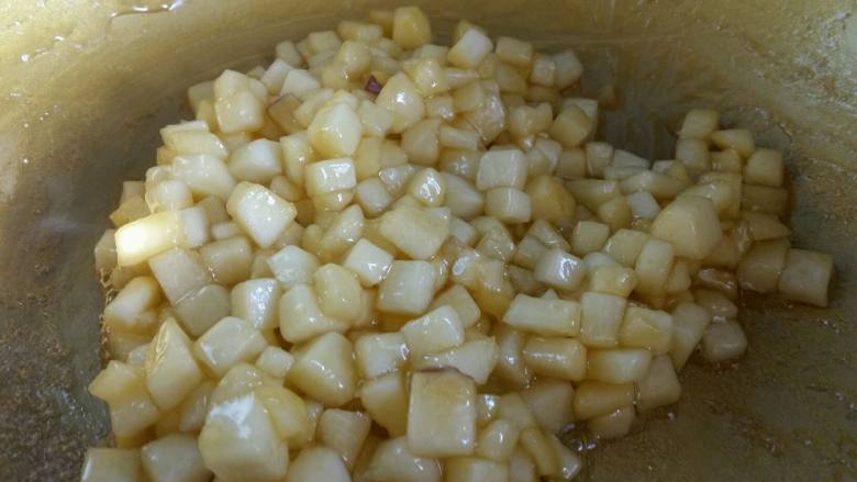甜蜜苹果派,苹果炒软加入15g清水,翻炒均匀,糖汁变浓稠即可。苹果翻炒的软硬程度可以根据自己的喜好来调。