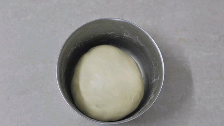 菠菜素饺子,揉成一个滑的面团,盖上保鲜膜醒十分钟