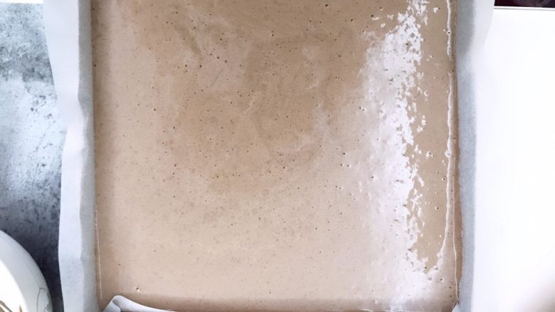 圣诞树桩蛋糕,烤箱预热,面糊入28*28金盘,震盘一到两次