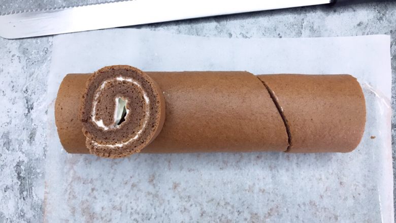 圣诞树桩蛋糕,放在如图位置,再如图斜切一刀