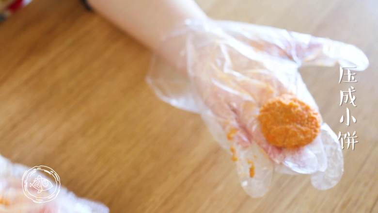9m+藜麦薯饼(宝宝辅食),接下来,就可以做小饼了,藜麦红薯泥搓成小球,压扁~
ps.手套上可以抹一点<a style='color:red;display:inline-block;' href='/shicai/ 857'>植物油</a>,不容易粘手~