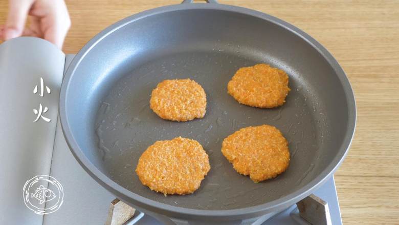 9m+藜麦薯饼(宝宝辅食),热锅放入小饼,小火煎熟,煎至两面金黄即可~
(不太容易翻面,手潮的麻麻单面煎也可,反正都是熟的~)