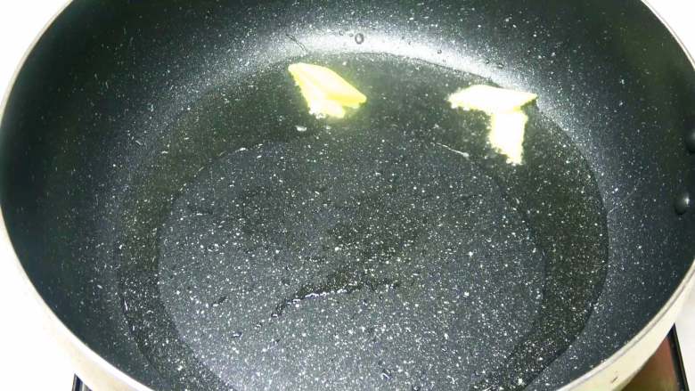 青蔬烩虾仁,起锅倒油,炒香姜片