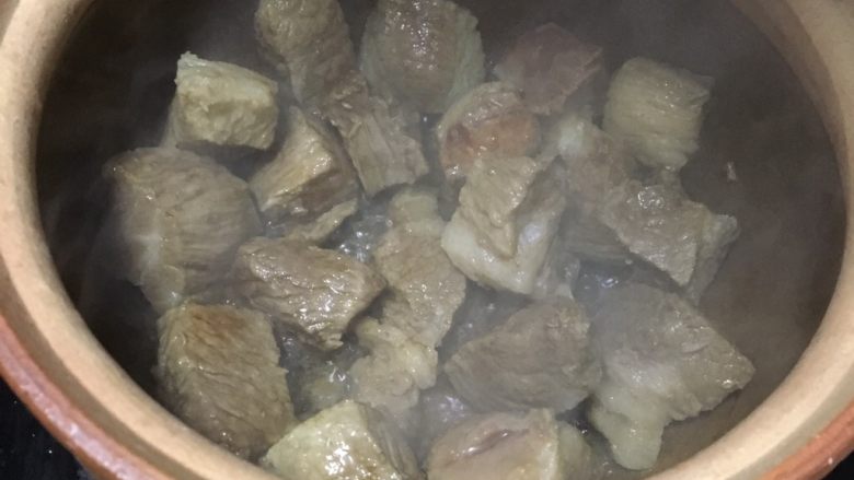 番茄牛腩,牛腩控水后 砂锅放少许油 倒入牛腩 煎成微焦 然后放姜片