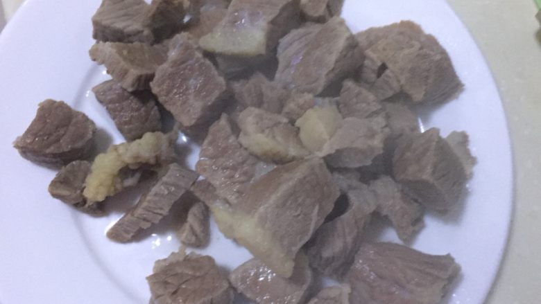 土豆烧牛肉,牛肉捞出来,同时那个水不要倒