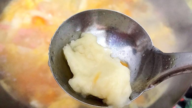 魏兄最喜欢吃的面疙瘩汤系列の四色,约摸煮7.8分钟的样子,面疙瘩成半透明状
