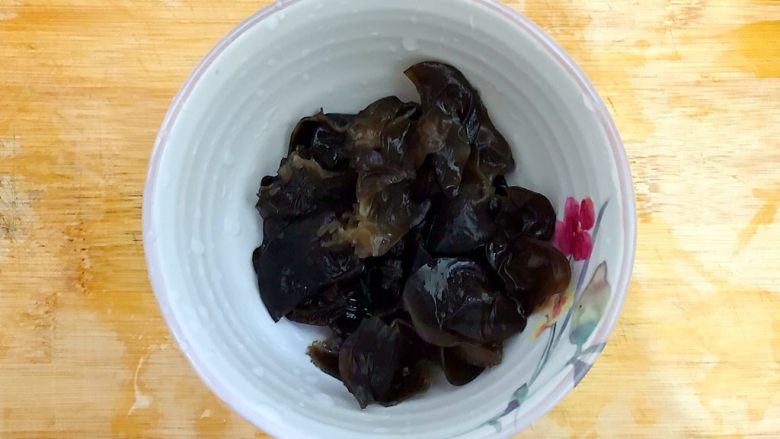 魏兄最喜欢吃的面疙瘩汤系列の四色,泡发好的黑木耳去蒂,洗净,撕成小朵,备用