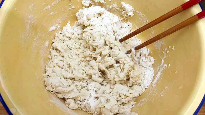 魏兄最喜欢吃的面疙瘩汤系列の四色,缓缓加入饮用水,用筷子搅拌成絮状,备用