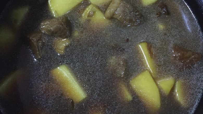 土豆烧牛肉,将炒好的土豆牛肉倒入电压力锅,加入刚才煮牛肉的水,水不要放太多,沫过牛肉即可