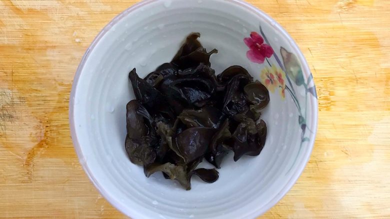 国民女神来了~老干妈辣炒菜花鸡胸肉,黑木耳去蒂,洗净,撕成小朵,备用