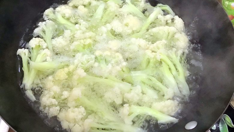 国民女神来了~老干妈辣炒菜花鸡胸肉,大火开煮