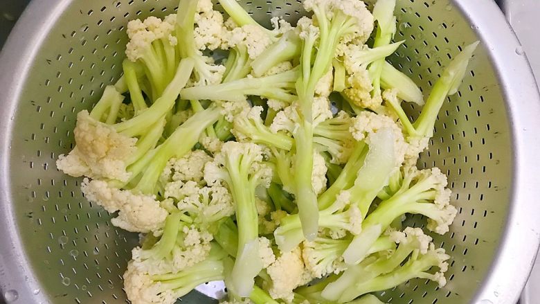 国民女神来了~老干妈辣炒菜花鸡胸肉,沥干水分,备用