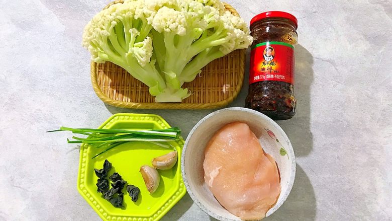 国民女神来了~老干妈辣炒菜花鸡胸肉,首先我们准备好所有材料,<a style='color:red;display:inline-block;' href='/shicai/ 101'>鸡胸肉</a>提前解冻
