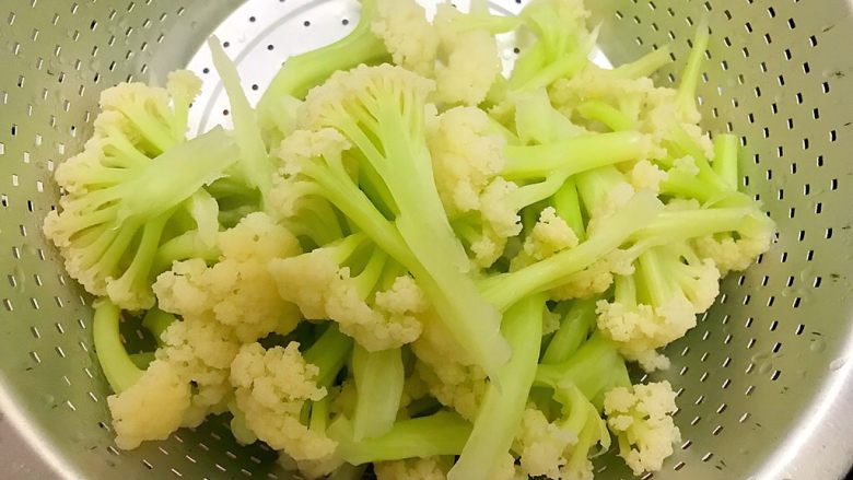 国民女神来了~老干妈辣炒菜花鸡胸肉,捞出菜花,沥干水分,备用
