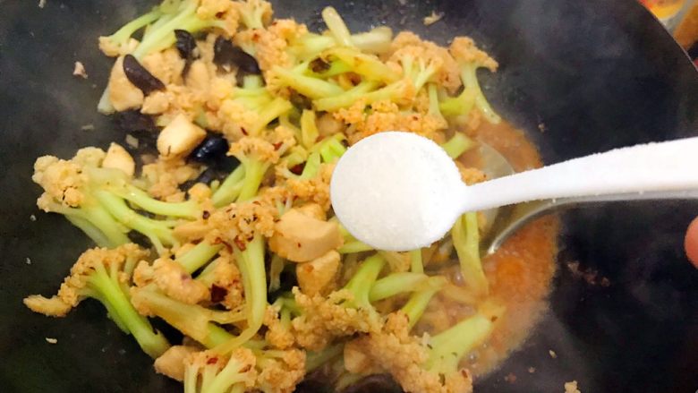 国民女神来了~老干妈辣炒菜花鸡胸肉,加一小勺细盐