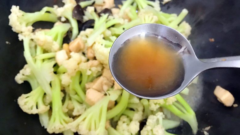 国民女神来了~老干妈辣炒菜花鸡胸肉,入一勺料酒