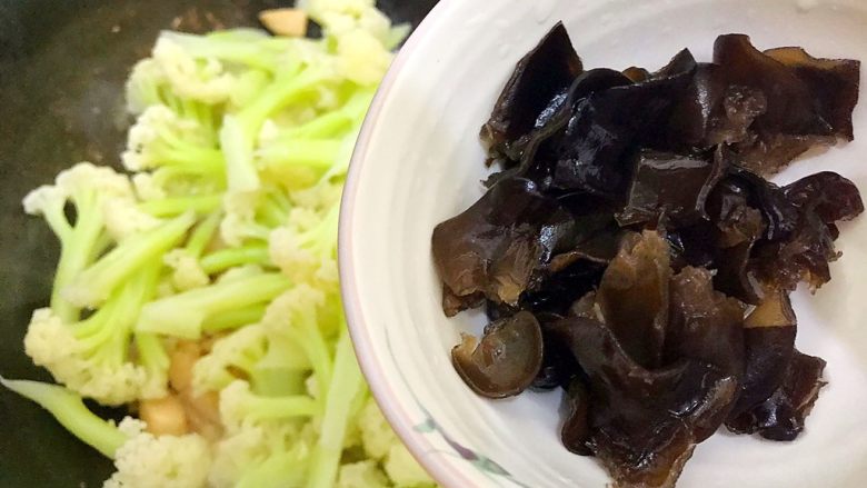 国民女神来了~老干妈辣炒菜花鸡胸肉,加入黑木耳