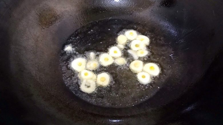 国民女神来了~老干妈辣炒菜花鸡胸肉,起油锅,热锅凉油,小火煸香蒜片