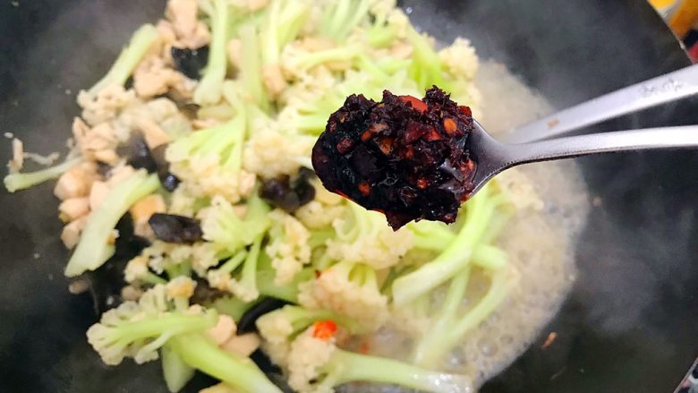 国民女神来了~老干妈辣炒菜花鸡胸肉,入适量<a style='color:red;display:inline-block;' href='/shicai/ 10084'>老干妈</a>,转大火,翻炒至汤汁收紧
